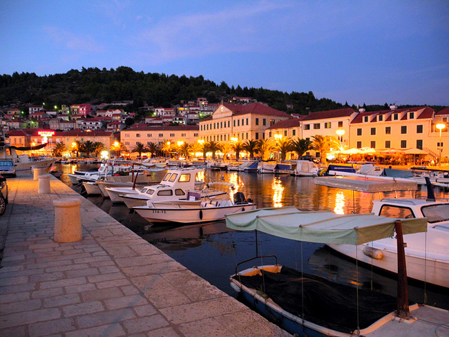 VELA LUKA > Abends am Hafen