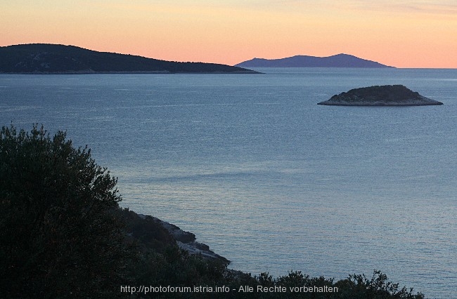 VELA LUKA > Blick nach Süden > Insel Susac