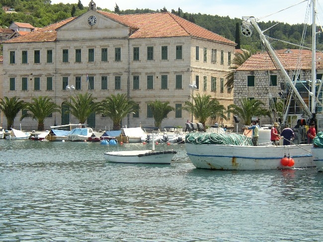 VELA LUKA > Schulhaus
