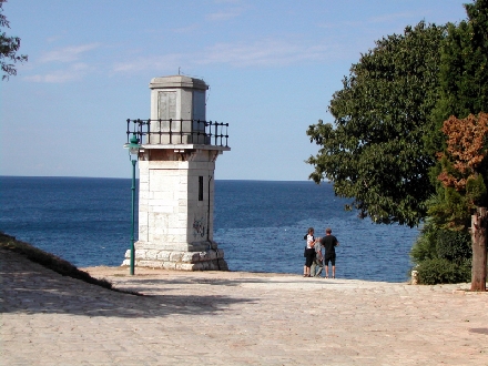 ROVINJ > Altstadt > Leuchturm an der Promenade