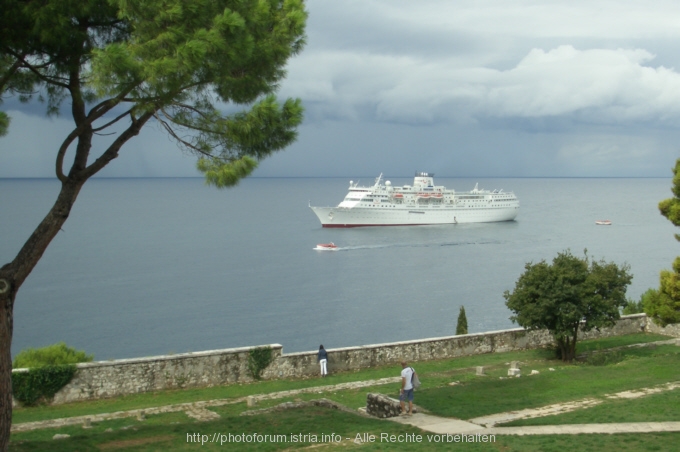 Kreuzfahrtschiff vor Rovinj-2