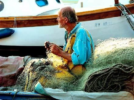 ROVINJ > Hafen - Fischer bei der Netzpflege