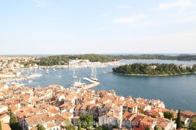 ROVINJ > Blick vom Turm der Sv. Eufemija auf den Hafen von Rovinj und die Insel Sv. Katarina