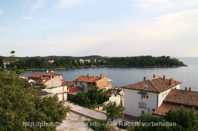 ROVINJ > Blick auf Häuser der Altstadt und die Insel Sv. Katarina