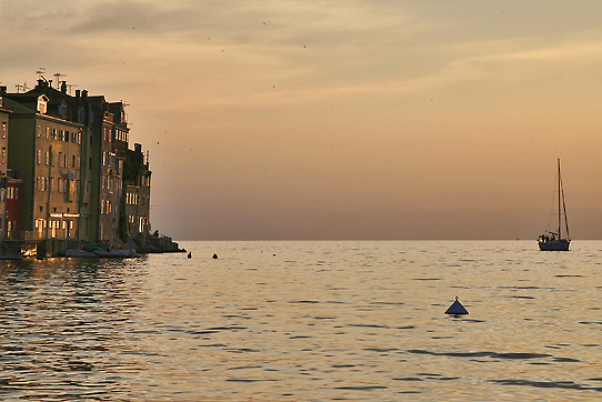 ROVINJ > Abenddämmerung am Meer