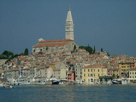 ROVINJ > Altstadt > Panoramablick vom Meer aus gesehen