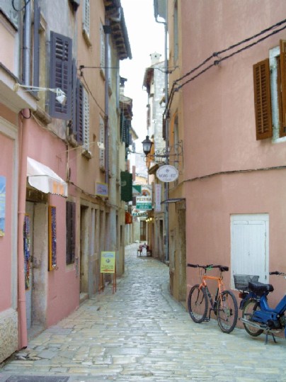 Rovinj >Impressionen>Altstadt - schöne, alte Gasse