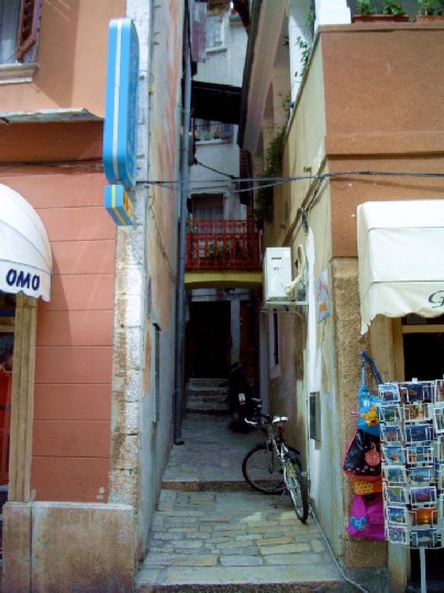 Rovinj >Impressionen> Seitengasse am Hafen