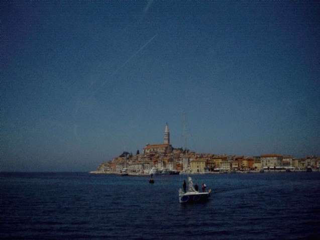 Rovinj > Impressionen > Blick auf Altstadt und Hafen vom Boot