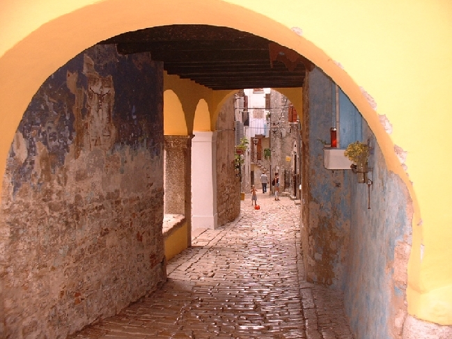 ROVINJ > Altstadt > Gasse - Durch diese Gasse müssen sie kommen...