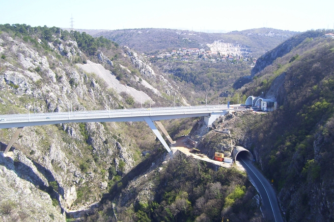 RIJEKA > Trsat > Blick auf die Stadtumfahrung