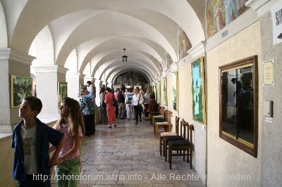 RIJEKA > Wallfahrtskirche Maria Trsat > Gewölbegang in der Pilgerkirche Maria Trsat