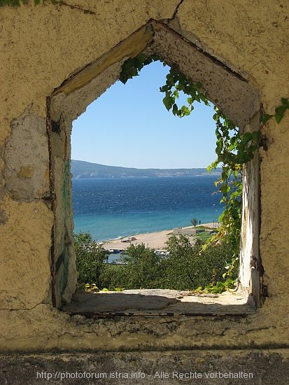 NOVI VINODOLSKI > Ausblick zur Insel Krk