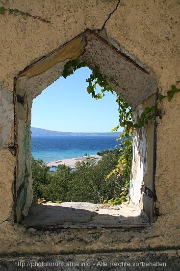 NOVI VINODOLSKI > Ausblick zur Insel Krk