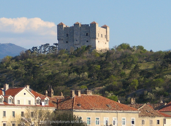 SENJ > Blick auf Burg vom Hafen Senj aus