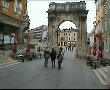 PULA > Altstadt > Sergierbogen