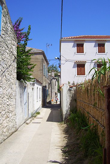 INSEL SUSAK > Unteres Dorf > Gasse