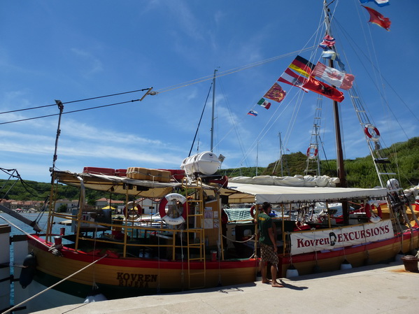 Susak>Ausflugsschiff am Hafen