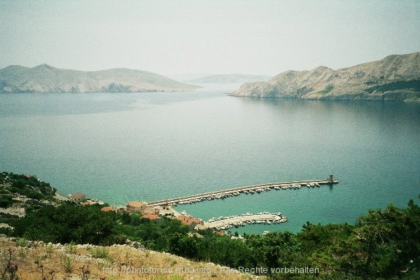 BASKA > Blick vom Friedhof auf die Bucht