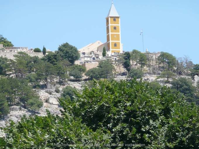 Baska, Crkva Sv. Ivana (Kirche des Heiligen Johannes) über der Stadt