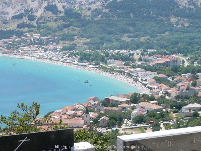 Baska > Blick von Crkva Sv. Ivana (Kirche des Heiligen Johannes) zum Strand