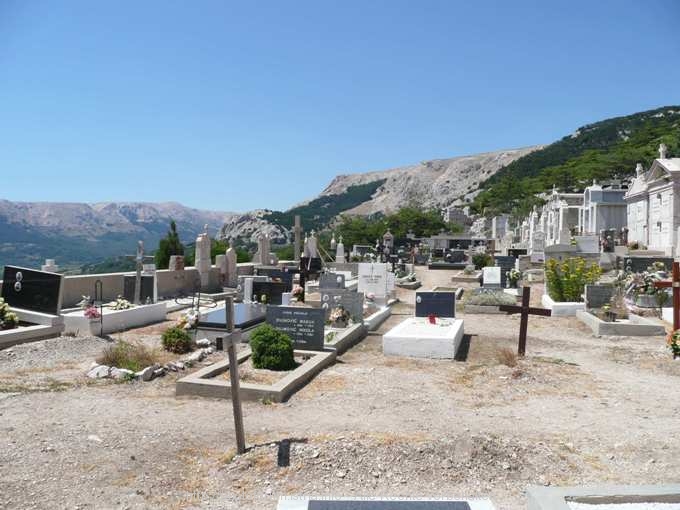 Baska, Friedhof an der Crkva Sv. Ivana (Kirche des Heiligen Johannes)