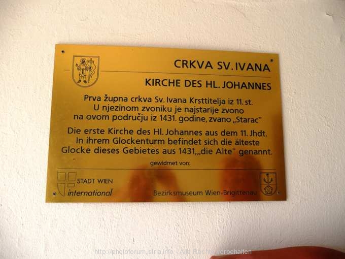 Baska, Info-Tafel an der Crkva Sv. Ivana (Kirche des Heiligen Johannes)