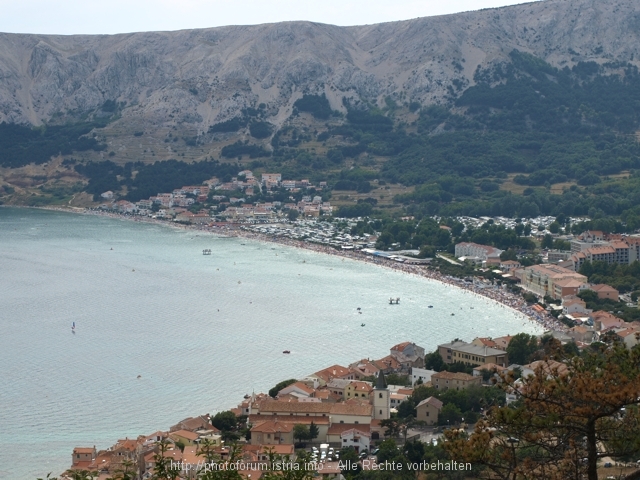 Blick vom Friedhof auf Baska