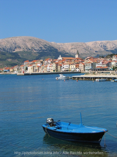 Baska > Boot im Hafen von Baska