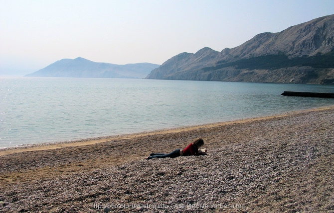 Baska > Leseratte am Strand