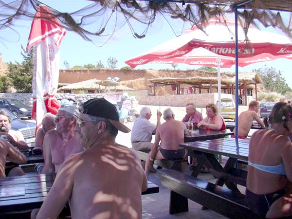 Otok RAB > Ehemaliger Fährhafen > Snackbar und Openair-Disco