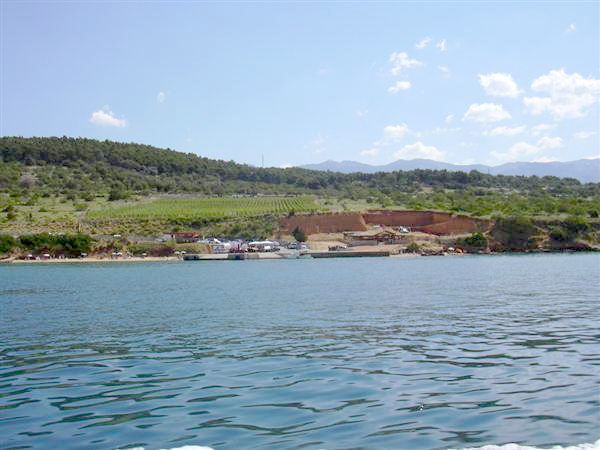 Otok RAB > Ehemaliger Fährhafen > Snackbar und Disco