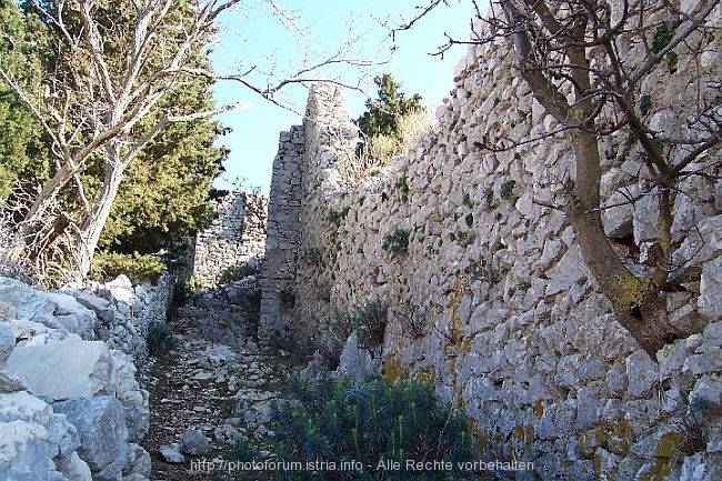 BERG SVETI DAMIJAN > Festung Sveti Damijan > Ruine der Festung