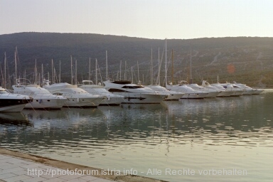 Otok CRES > Cres > AC Marina