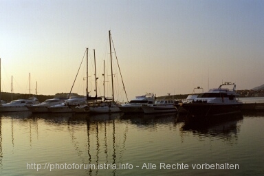 Otok CRES > Cres > AC Marina