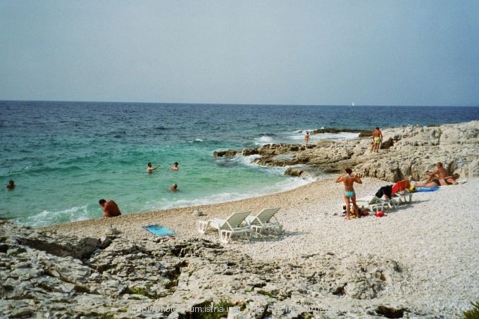 Mali Losinj > Kiesstrand in der Suncana Uvala