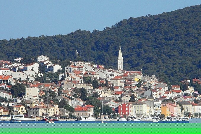 Mali Losinj > Zoom-Aufnahme kurz nach der Hafeneinfahrt