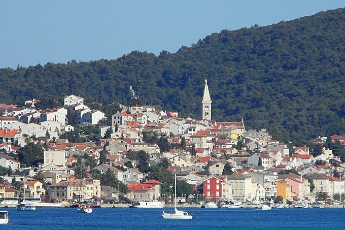 Mali Losinj > Zoom-Aufnahme kurz nach der Hafeneinfahrt