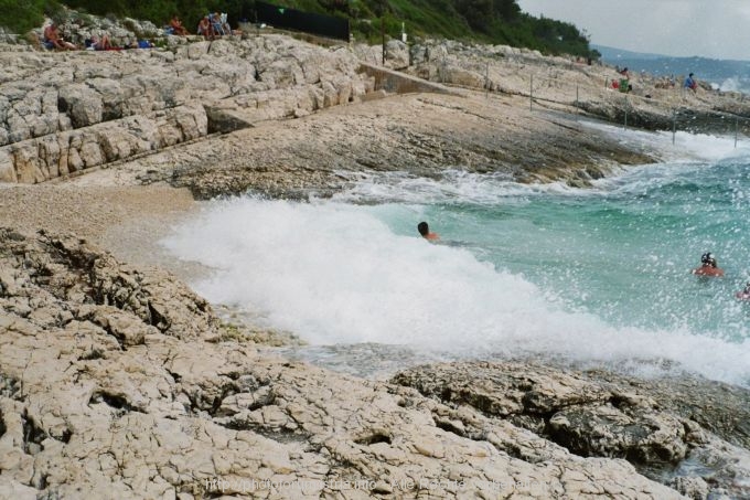 Mali Losinj > Kiesstrand in der Suncana Uvala