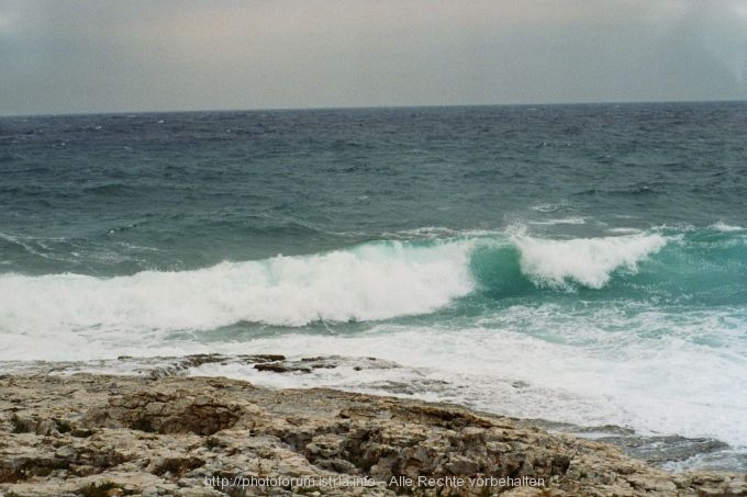 Mali Losinj > Felsstrand in der Suncana Uvala > starke Brandung