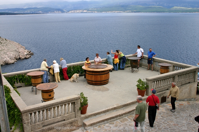 VRBNIK > Terrasse mit Ausblick...