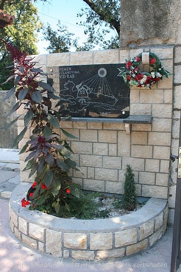 RAB > Friedhof im Park Komrcar > Gedenkstein