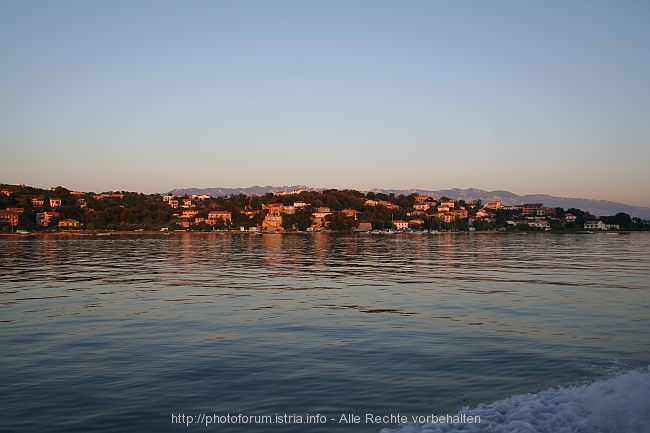 LOPAR > Bucht Lopar > Panorama beim Sonnenuntergang vor dem Velebit