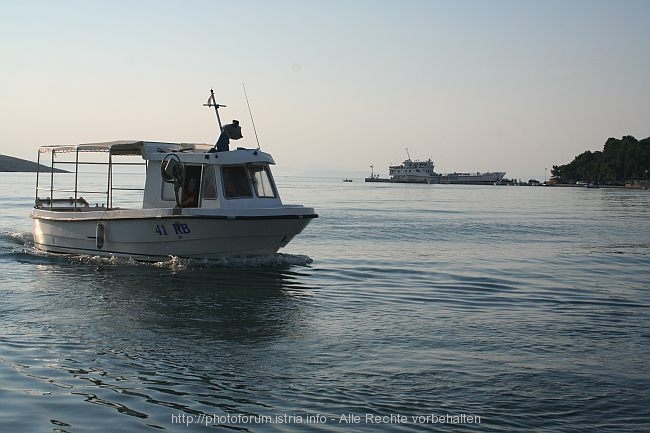 LOPAR > Bucht Lopar > Hafen > Boot und Fähre