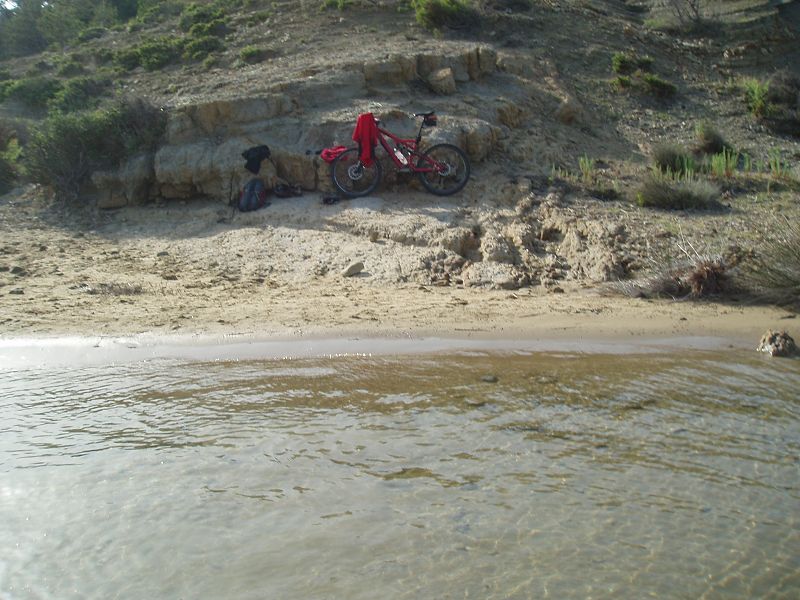 auch der Biker muss mal ins Wasser