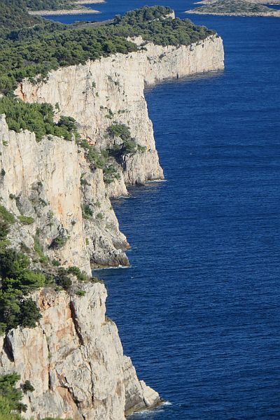 Telascica > Ausblick vom Grpascak auf Klippen