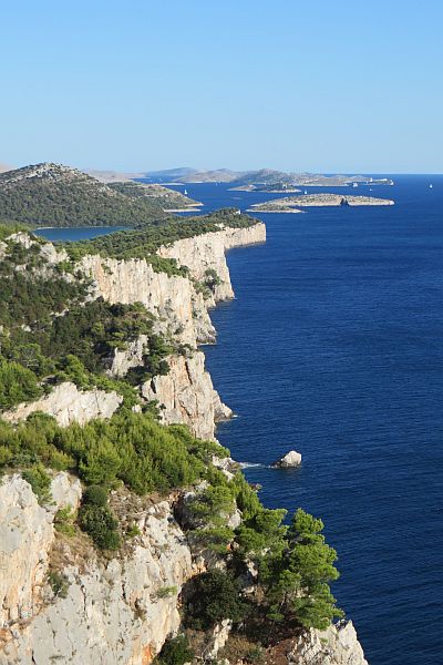 Telascica > Ausblick vom Grpascak auf Klippen