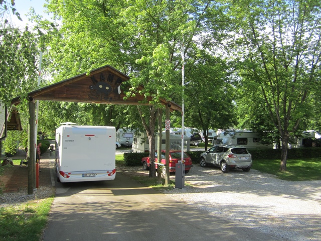 6.Einfahrt_zum_Camp_Slapic.jpg