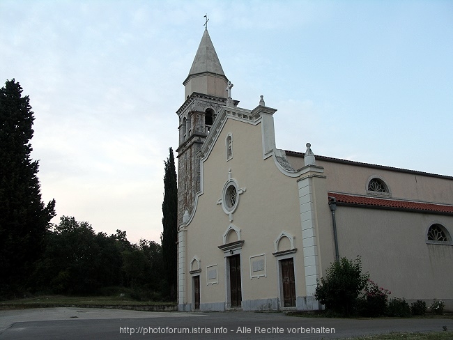 FUSKULIN > Kirche mit Glockenturm