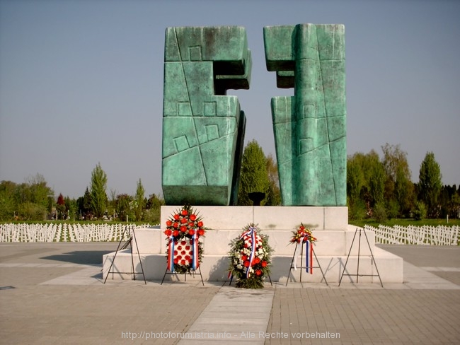 VUKOVAR > Friedhof Denkmal